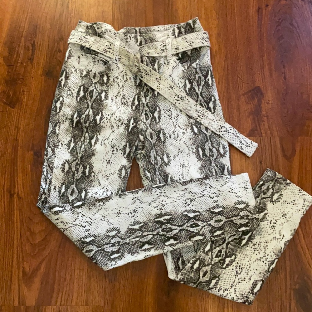 Snakeskin print white denim jeans 🖤